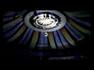 Circus acrobat who fell through safety net, walks after surgery. Acrobate survit à une chute, Russie
