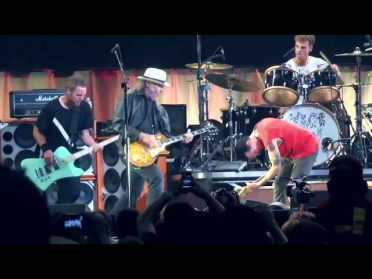 Pearl Jam with Neil Young - Rockin in the free world Toronto 2011 COMPLETE