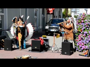 Индейцы играют душевную музыку. WHY.город Пярну- Эстония