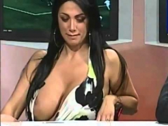 Marika Fruscio chroniqueuse foot italien montre ses seins et