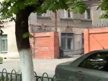 Расстрел МВД в Мариуполе бАндеровцами.﻿Украина 2014 год